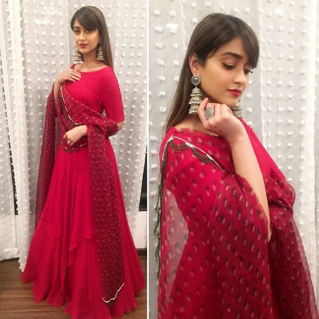 7 Bollywood Celeb WEARABLE Looks To Try Out This Karva Chauth In  #RavishingRed | GirlStyle India